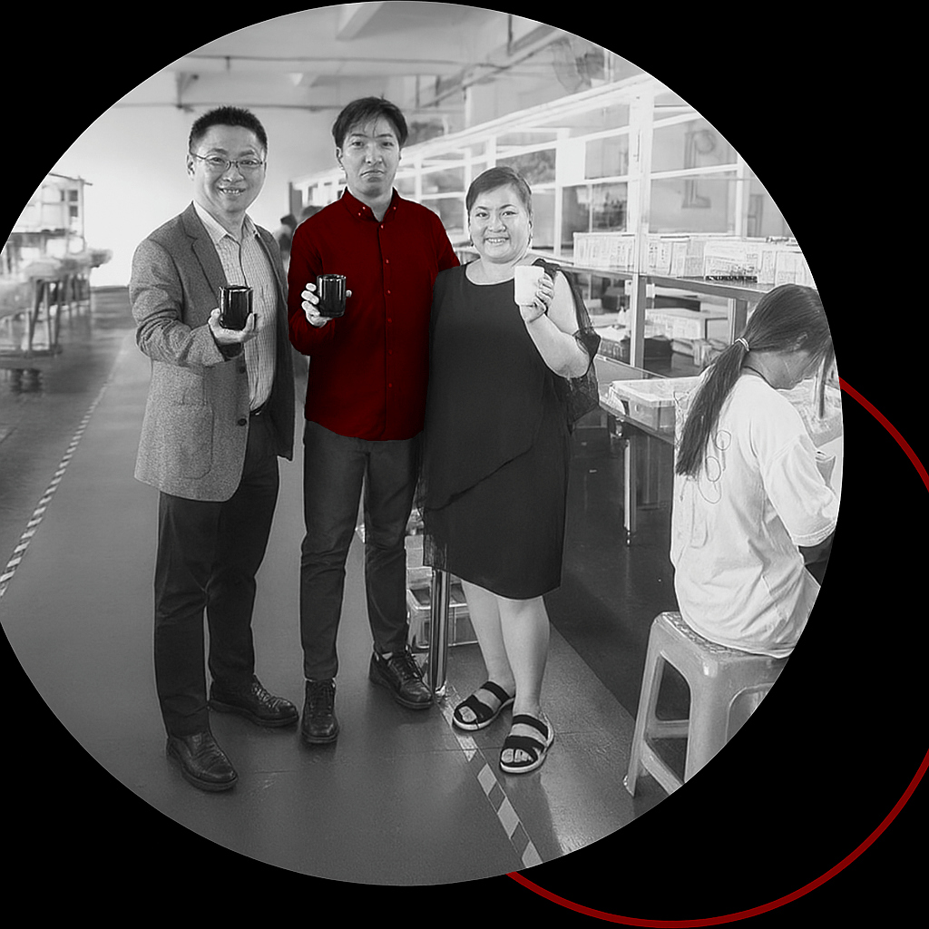 gRUPO DE PERSONAS MOSTRANDO LA FABRICACION CONFIABLE EN CHINA